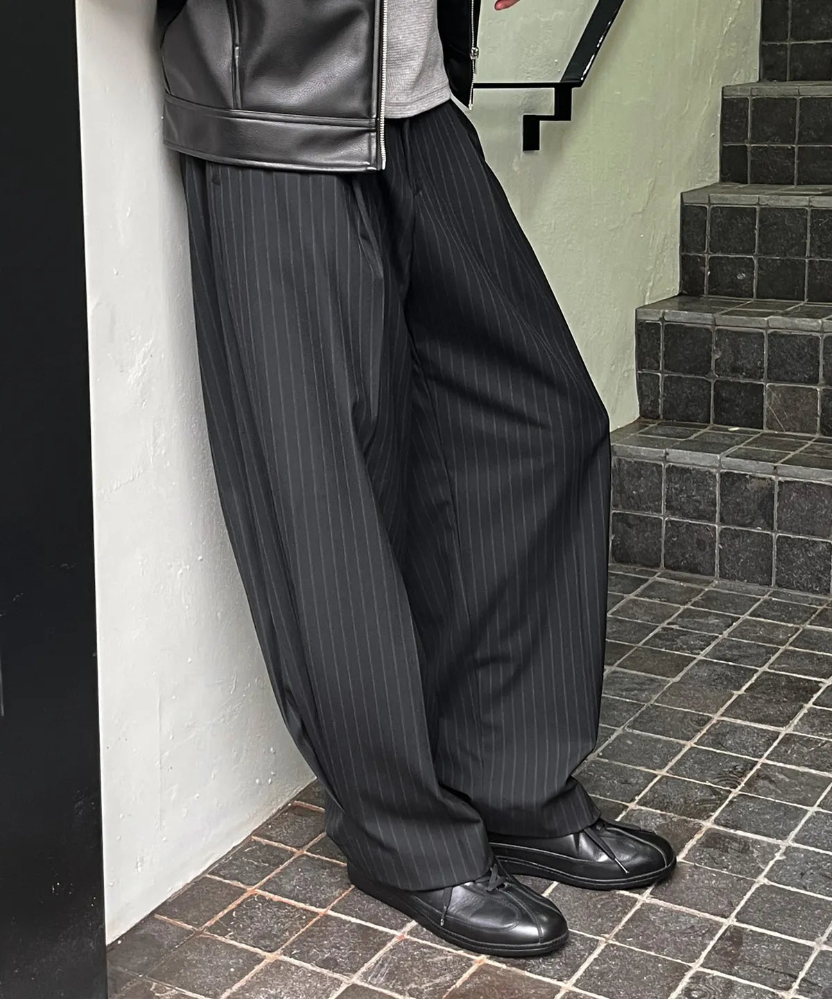 Striped Curved Pintuck Slacks [Black]