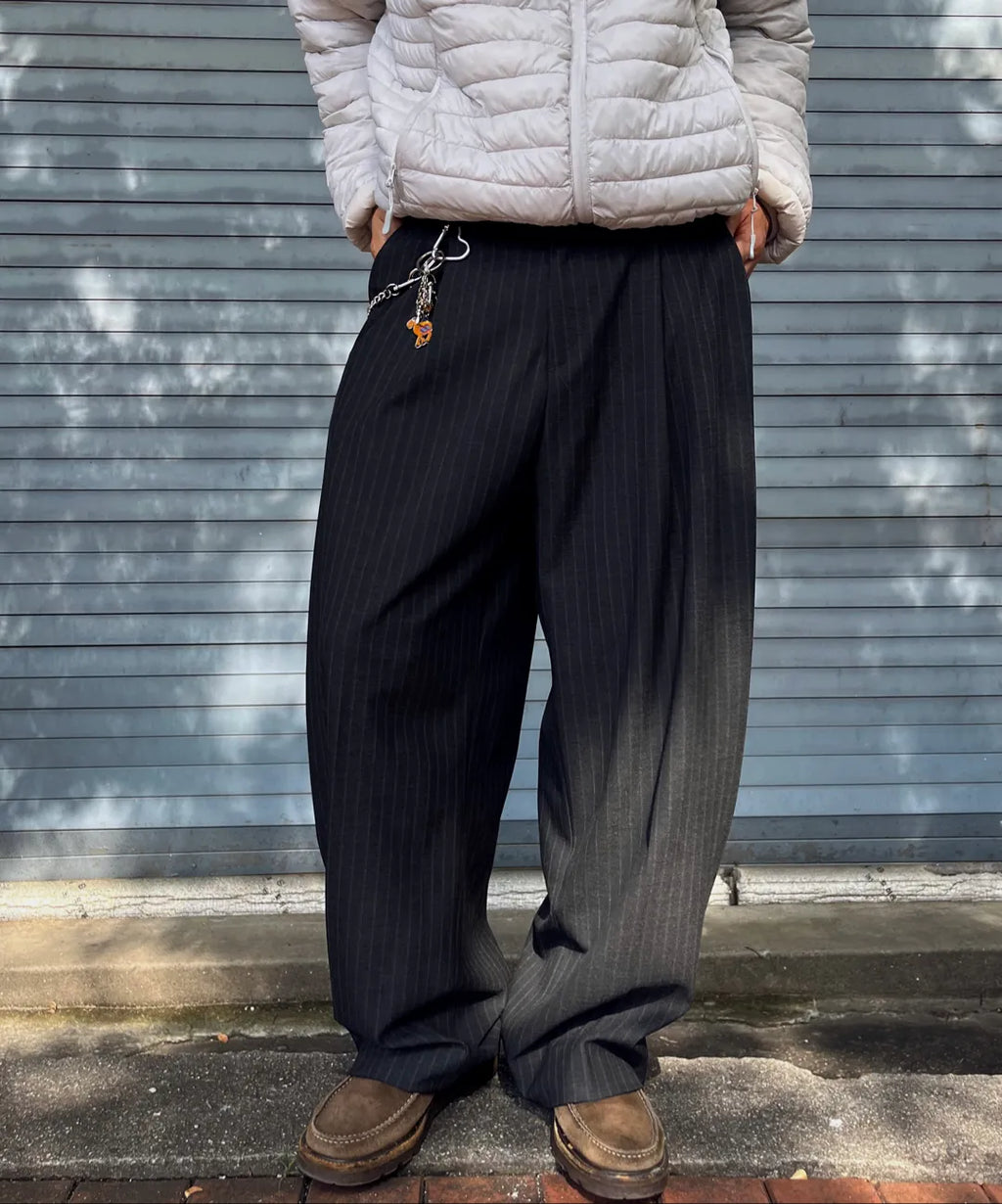 Striped Curved Pintuck Slacks [Charcoal]