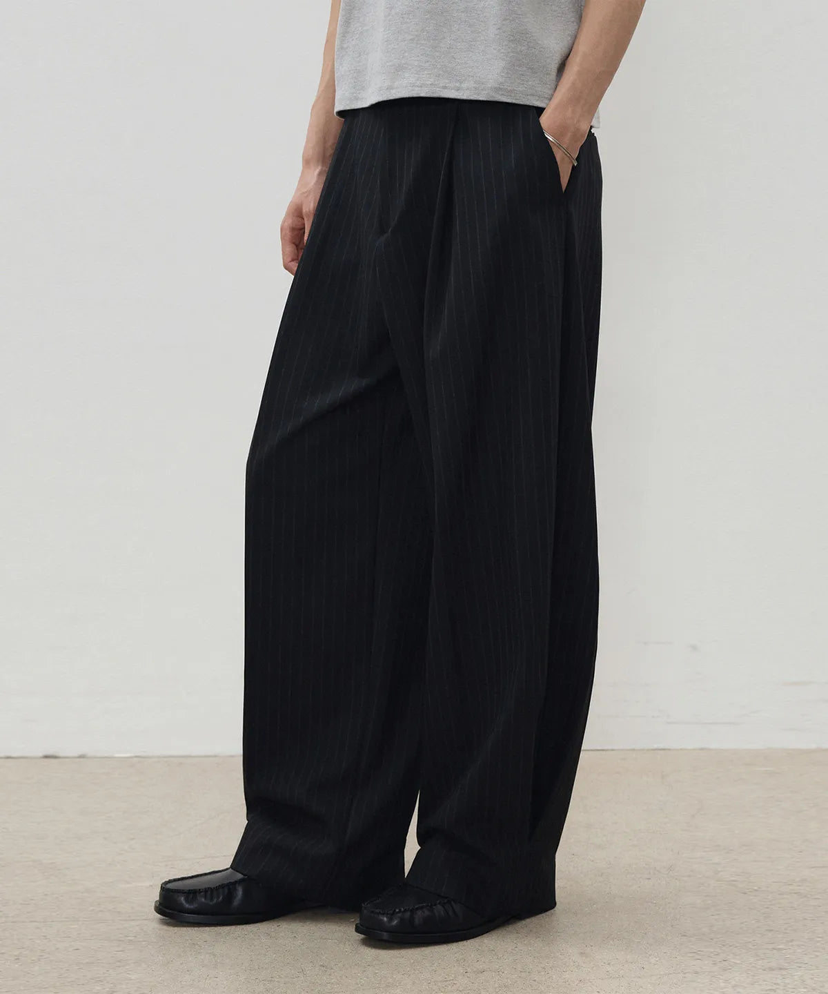 Striped Curved Pintuck Slacks [Black]
