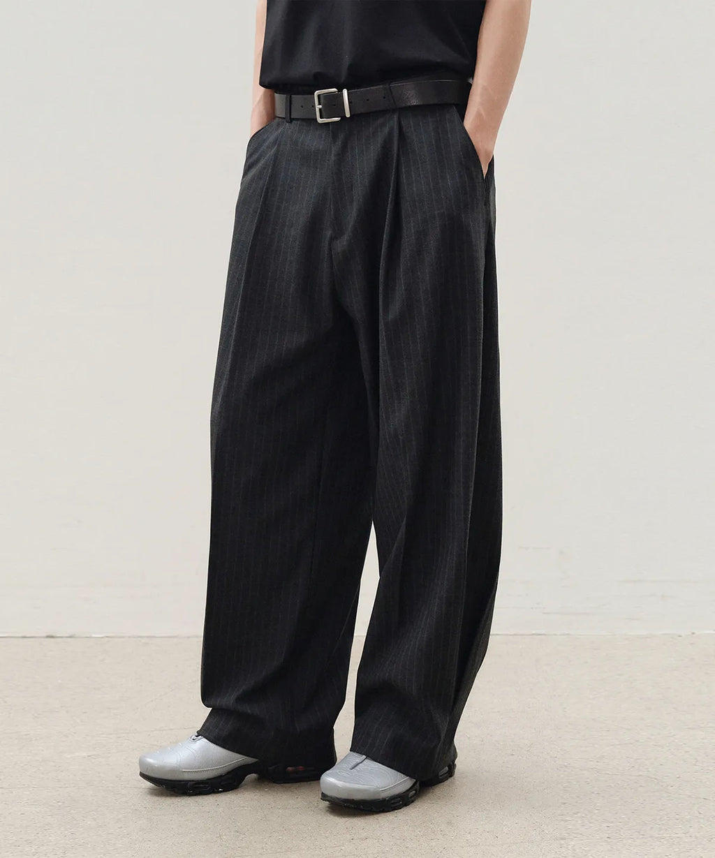 Striped Curved Pintuck Slacks [Charcoal]