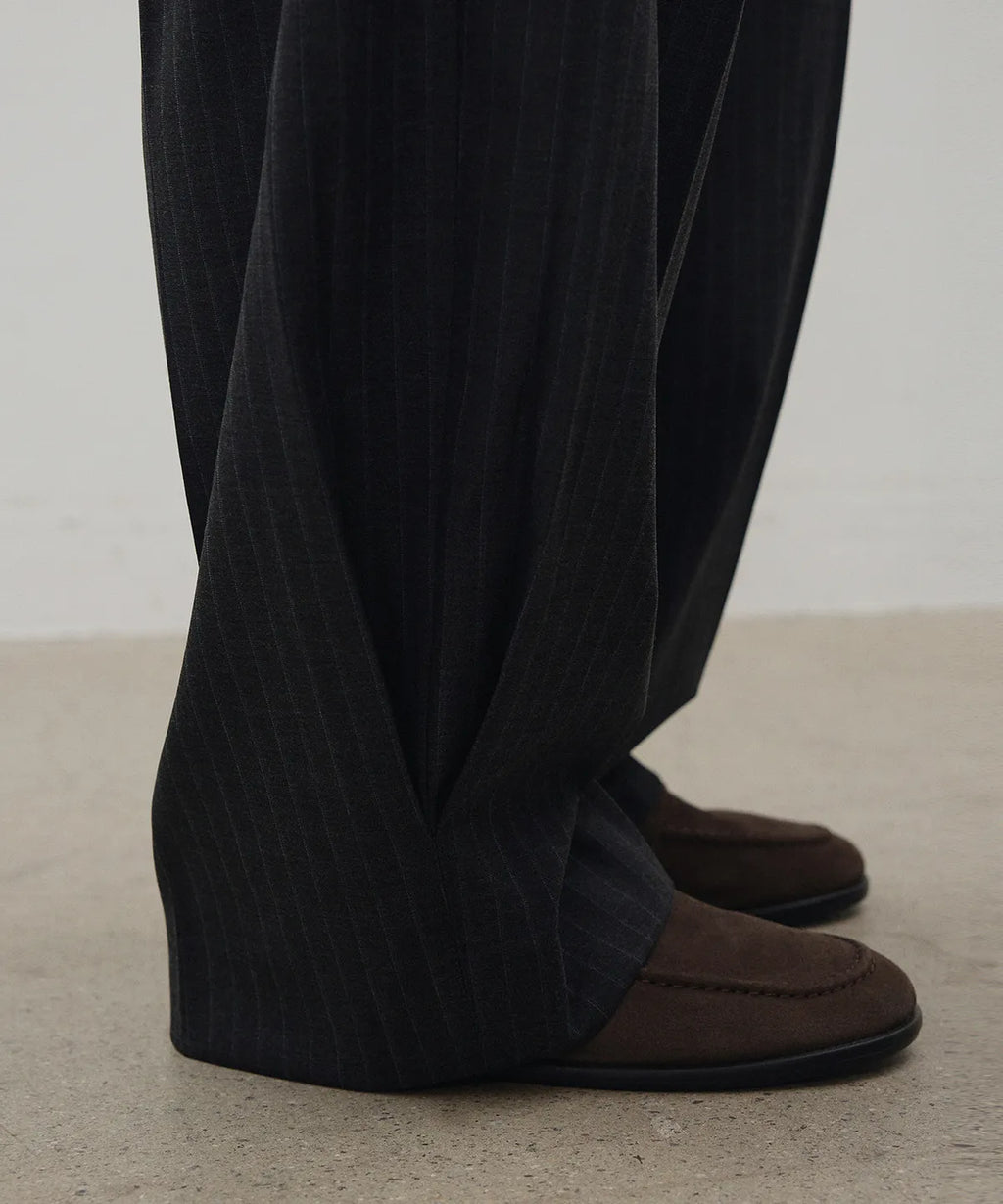 Striped Curved Pintuck Slacks [Charcoal]