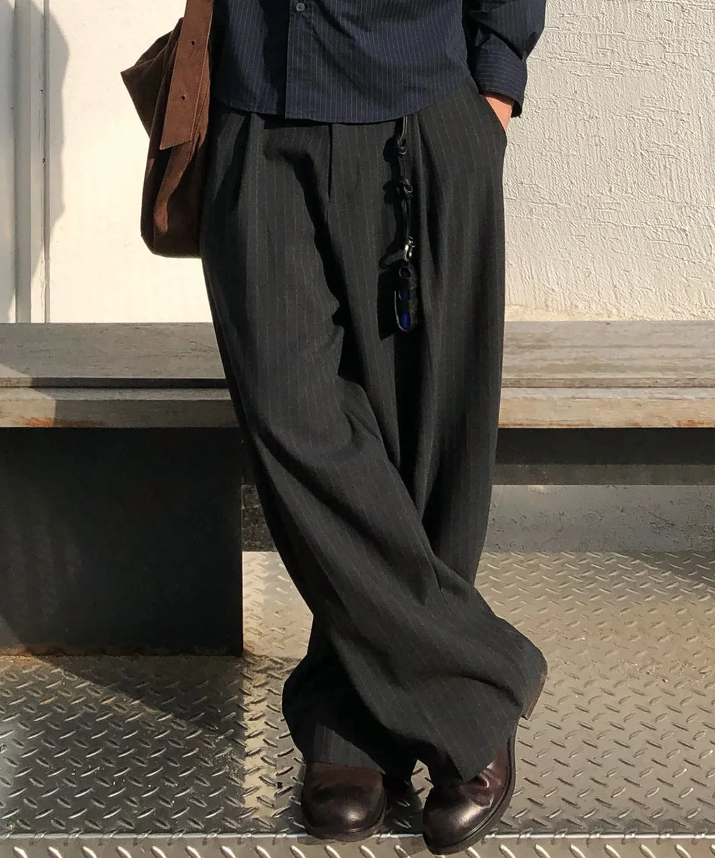 Striped Curved Pintuck Slacks [Charcoal]