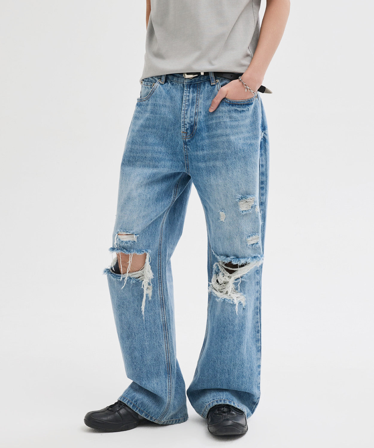 Distressed Flared Denim Pants [Light Blue]